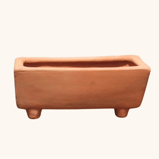 Jardinera de barro con patas